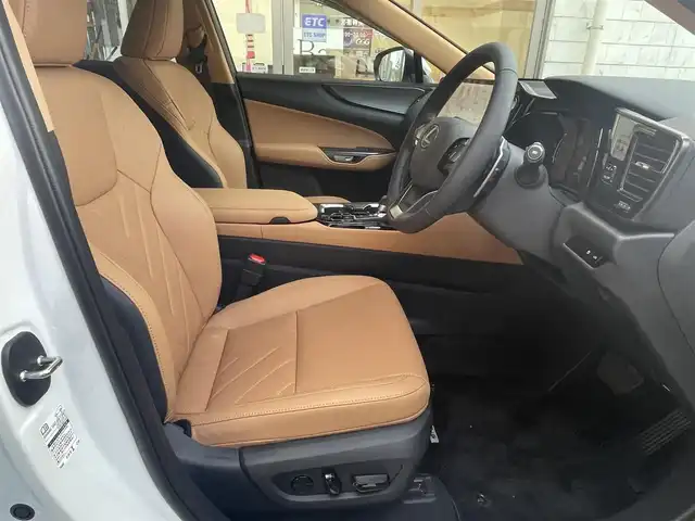 レクサス ＮＸ 350h バージョンL 愛知県 2025(令7)年 0.1万km ソニッククォーツ ワンオーナー/ムーンルーフ/レザーシート〈ヘーゼル〉/前席パワーシート/前席シートヒーター＆ベンチレーション/後部席シートヒーター/後部席電動格納/純正14インチディスプレイオプラス/・車載ナビ／Bluetooth／地デジTV/レクサスプレミアムサウンドシステム/バック＆アラウンドビューカメラ/ハンズフリーパワーバックドア/ヘッドアップディスプレイ/デジタルインナーミラー/三眼LEDヘッドライト/Lexus SAFETY SYSTEM+/・プリクラッシュセーフティ/・レーンディパーチャーアラート/・レーントレーシングアシスト/・レーダークルーズコントロール/・先行車発進告知/・オートマチックハイビーム/・プロアクティブドライビングアシスト/ブラインドスポットモニター/リモート機能付アドバンスドパーク/純正20インチAW/スマートキー×2＆カードキー〈ケース付〉