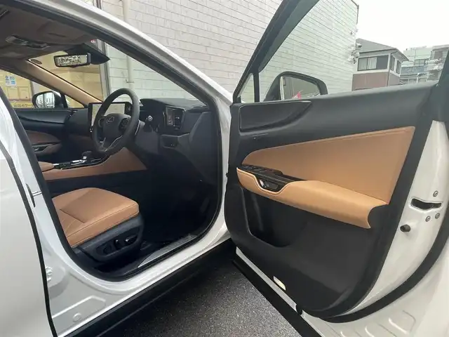 レクサス ＮＸ 350h バージョンL 愛知県 2025(令7)年 0.1万km ソニッククォーツ ワンオーナー/ムーンルーフ/レザーシート〈ヘーゼル〉/前席パワーシート/前席シートヒーター＆ベンチレーション/後部席シートヒーター/後部席電動格納/純正14インチディスプレイオプラス/・車載ナビ／Bluetooth／地デジTV/レクサスプレミアムサウンドシステム/バック＆アラウンドビューカメラ/ハンズフリーパワーバックドア/ヘッドアップディスプレイ/デジタルインナーミラー/三眼LEDヘッドライト/Lexus SAFETY SYSTEM+/・プリクラッシュセーフティ/・レーンディパーチャーアラート/・レーントレーシングアシスト/・レーダークルーズコントロール/・先行車発進告知/・オートマチックハイビーム/・プロアクティブドライビングアシスト/ブラインドスポットモニター/リモート機能付アドバンスドパーク/純正20インチAW/スマートキー×2＆カードキー〈ケース付〉