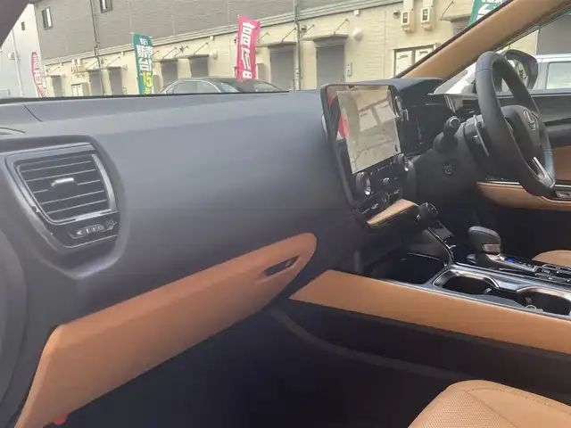 レクサス ＮＸ 350h バージョンL 愛知県 2025(令7)年 0.1万km ソニッククォーツ ワンオーナー/ムーンルーフ/レザーシート〈ヘーゼル〉/前席パワーシート/前席シートヒーター＆ベンチレーション/後部席シートヒーター/後部席電動格納/純正14インチディスプレイオプラス/・車載ナビ／Bluetooth／地デジTV/レクサスプレミアムサウンドシステム/バック＆アラウンドビューカメラ/ハンズフリーパワーバックドア/ヘッドアップディスプレイ/デジタルインナーミラー/三眼LEDヘッドライト/Lexus SAFETY SYSTEM+/・プリクラッシュセーフティ/・レーンディパーチャーアラート/・レーントレーシングアシスト/・レーダークルーズコントロール/・先行車発進告知/・オートマチックハイビーム/・プロアクティブドライビングアシスト/ブラインドスポットモニター/リモート機能付アドバンスドパーク/純正20インチAW/スマートキー×2＆カードキー〈ケース付〉