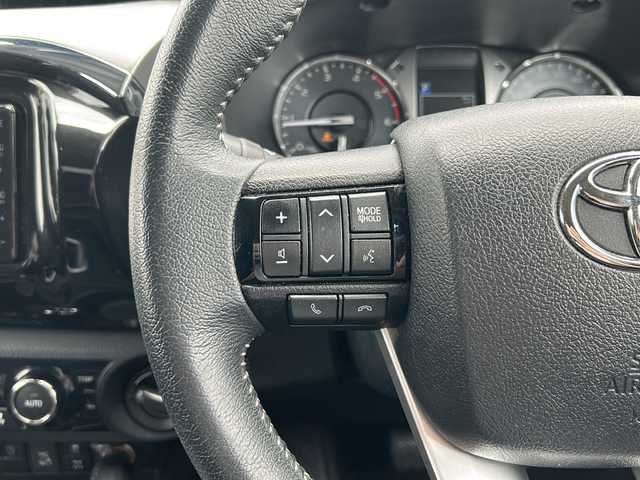 トヨタ ハイラックス Z 沖縄県 2020(令2)年 7.1万km アティチュードブラックマイカ 禁煙車　/ワンオーナー/トノカバー　/純正ナビ　/　（AM/FM/CD/DVD/BT）/フルセグＴＶ　/レーダークルーズ　/ＤＡＣ　/レーンアシスト　/パワーヒーター　/プリクラッシュセーフティー　/排出ガス浄化スイッチ　/デフロック/コーナーセンサー/純正17インチAW/純正フロアマット/スマートキー
