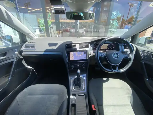 フォルクスワーゲン ゴルフ TSI コンフォートL テックED 福岡県 2019(平31)年 4.6万km ホワイトシルバーメタリック 特別仕様車” ＴＳＩコンフォートライン テックエディション”/-デジタルメータークラスター/-Volkswagen純正ナビゲーションシステム/CD/DVD/フルセグTV/BT/USB/SD//Apple Car Play/Android Auto/Mirror Link/・バックカメラ/・ACC/・Front Assist/・Lane Assist/・スマートキー/・LED AUTOヘッドライト/・パドルシフト/・シートリフター/・電動パーキング/・Auto Hold/・ドライブレコーダー /・ETC2.0/・純正17インチAW/・保証書/・スペアキー