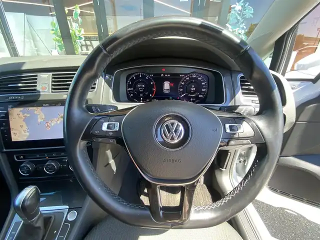 フォルクスワーゲン ゴルフ TSI コンフォートL テックED 福岡県 2019(平31)年 4.6万km ホワイトシルバーメタリック 特別仕様車” ＴＳＩコンフォートライン テックエディション”/-デジタルメータークラスター/-Volkswagen純正ナビゲーションシステム/CD/DVD/フルセグTV/BT/USB/SD//Apple Car Play/Android Auto/Mirror Link/・バックカメラ/・ACC/・Front Assist/・Lane Assist/・スマートキー/・LED AUTOヘッドライト/・パドルシフト/・シートリフター/・電動パーキング/・Auto Hold/・ドライブレコーダー /・ETC2.0/・純正17インチAW/・保証書/・スペアキー