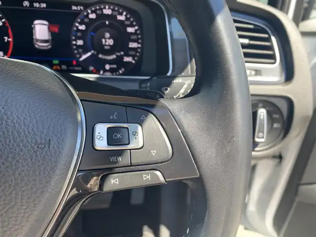 フォルクスワーゲン ゴルフ TSI コンフォートL テックED 福岡県 2019(平31)年 4.6万km ホワイトシルバーメタリック 特別仕様車” ＴＳＩコンフォートライン テックエディション”/-デジタルメータークラスター/-Volkswagen純正ナビゲーションシステム/CD/DVD/フルセグTV/BT/USB/SD//Apple Car Play/Android Auto/Mirror Link/・バックカメラ/・ACC/・Front Assist/・Lane Assist/・スマートキー/・LED AUTOヘッドライト/・パドルシフト/・シートリフター/・電動パーキング/・Auto Hold/・ドライブレコーダー /・ETC2.0/・純正17インチAW/・保証書/・スペアキー