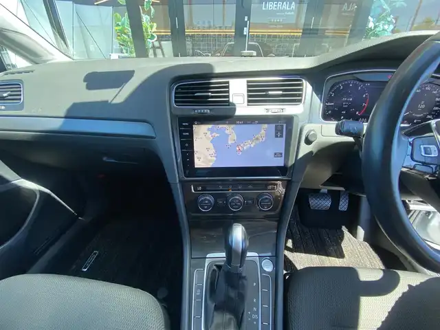フォルクスワーゲン ゴルフ TSI コンフォートL テックED 福岡県 2019(平31)年 4.6万km ホワイトシルバーメタリック 特別仕様車” ＴＳＩコンフォートライン テックエディション”/-デジタルメータークラスター/-Volkswagen純正ナビゲーションシステム/CD/DVD/フルセグTV/BT/USB/SD//Apple Car Play/Android Auto/Mirror Link/・バックカメラ/・ACC/・Front Assist/・Lane Assist/・スマートキー/・LED AUTOヘッドライト/・パドルシフト/・シートリフター/・電動パーキング/・Auto Hold/・ドライブレコーダー /・ETC2.0/・純正17インチAW/・保証書/・スペアキー