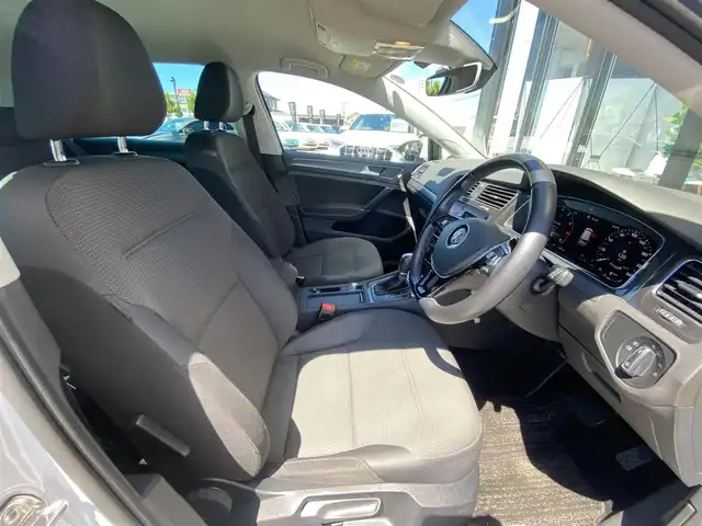 フォルクスワーゲン ゴルフ TSI コンフォートL テックED 福岡県 2019(平31)年 4.6万km ホワイトシルバーメタリック 特別仕様車” ＴＳＩコンフォートライン テックエディション”/-デジタルメータークラスター/-Volkswagen純正ナビゲーションシステム/CD/DVD/フルセグTV/BT/USB/SD//Apple Car Play/Android Auto/Mirror Link/・バックカメラ/・ACC/・Front Assist/・Lane Assist/・スマートキー/・LED AUTOヘッドライト/・パドルシフト/・シートリフター/・電動パーキング/・Auto Hold/・ドライブレコーダー /・ETC2.0/・純正17インチAW/・保証書/・スペアキー