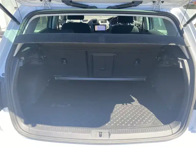 フォルクスワーゲン ゴルフ TSI コンフォートL テックED 福岡県 2019(平31)年 4.6万km ホワイトシルバーメタリック 特別仕様車” ＴＳＩコンフォートライン テックエディション”/-デジタルメータークラスター/-Volkswagen純正ナビゲーションシステム/CD/DVD/フルセグTV/BT/USB/SD//Apple Car Play/Android Auto/Mirror Link/・バックカメラ/・ACC/・Front Assist/・Lane Assist/・スマートキー/・LED AUTOヘッドライト/・パドルシフト/・シートリフター/・電動パーキング/・Auto Hold/・ドライブレコーダー /・ETC2.0/・純正17インチAW/・保証書/・スペアキー