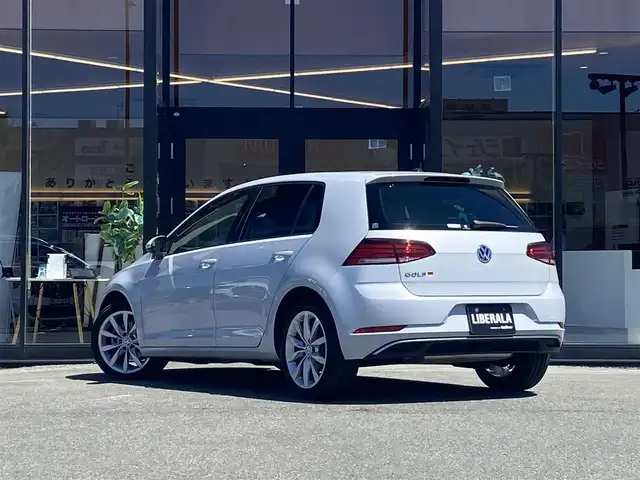 フォルクスワーゲン ゴルフ TSI コンフォートL テックED 福岡県 2019(平31)年 4.6万km ホワイトシルバーメタリック 特別仕様車” ＴＳＩコンフォートライン テックエディション”/-デジタルメータークラスター/-Volkswagen純正ナビゲーションシステム/CD/DVD/フルセグTV/BT/USB/SD//Apple Car Play/Android Auto/Mirror Link/・バックカメラ/・ACC/・Front Assist/・Lane Assist/・スマートキー/・LED AUTOヘッドライト/・パドルシフト/・シートリフター/・電動パーキング/・Auto Hold/・ドライブレコーダー /・ETC2.0/・純正17インチAW/・保証書/・スペアキー