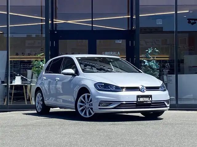 フォルクスワーゲン ゴルフ TSI コンフォートL テックED 福岡県 2019(平31)年 4.6万km ホワイトシルバーメタリック 特別仕様車” ＴＳＩコンフォートライン テックエディション”/-デジタルメータークラスター/-Volkswagen純正ナビゲーションシステム/CD/DVD/フルセグTV/BT/USB/SD//Apple Car Play/Android Auto/Mirror Link/・バックカメラ/・ACC/・Front Assist/・Lane Assist/・スマートキー/・LED AUTOヘッドライト/・パドルシフト/・シートリフター/・電動パーキング/・Auto Hold/・ドライブレコーダー /・ETC2.0/・純正17インチAW/・保証書/・スペアキー