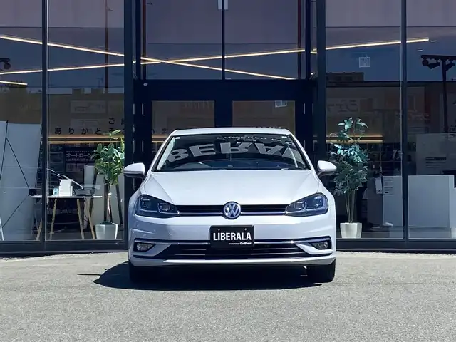 フォルクスワーゲン ゴルフ TSI コンフォートL テックED 福岡県 2019(平31)年 4.6万km ホワイトシルバーメタリック 特別仕様車” ＴＳＩコンフォートライン テックエディション”/-デジタルメータークラスター/-Volkswagen純正ナビゲーションシステム/CD/DVD/フルセグTV/BT/USB/SD//Apple Car Play/Android Auto/Mirror Link/・バックカメラ/・ACC/・Front Assist/・Lane Assist/・スマートキー/・LED AUTOヘッドライト/・パドルシフト/・シートリフター/・電動パーキング/・Auto Hold/・ドライブレコーダー /・ETC2.0/・純正17インチAW/・保証書/・スペアキー