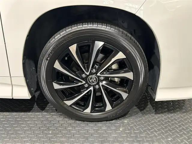 トヨタ ノア ハイブリッド S－Z 佐賀県 2022(令4)年 3.1万km ホワイトパールクリスタルシャイン ・快適利便パッケージ（High）/ハンズフリーデュアルパワースライドドア（挟み込み防止機能付）/パワーバックドア（挟み込み防止機能・停止位置メモリー機能・パワーバックドアスイッチ〈車両サイド〉付/ナノイーX/ステアリングヒーター/キャプテンシート 追加機能：シートヒーター・オットマン・角度調整付アームレスト/・ユニバーサルステップ/・ブラインドスポットモニター/・3眼LEDライト//toyota Safety Sense/純正10.5インチナディスプレイオーディオ/　フルセグTV Bluetooth/バックカメラ/ビルトインETC/両側パワースライドドア/レーダークルーズコントロール/オットマンシート/コーナーセンサー/シートヒーター/オートハイビーム