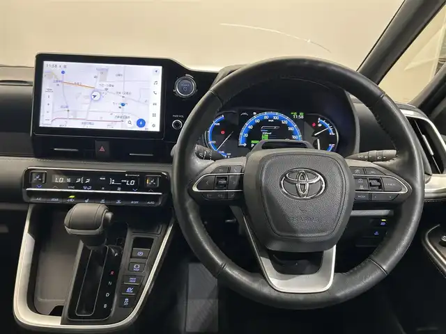 トヨタ ノア ハイブリッド S－Z 佐賀県 2022(令4)年 3.1万km ホワイトパールクリスタルシャイン ・快適利便パッケージ（High）/ハンズフリーデュアルパワースライドドア（挟み込み防止機能付）/パワーバックドア（挟み込み防止機能・停止位置メモリー機能・パワーバックドアスイッチ〈車両サイド〉付/ナノイーX/ステアリングヒーター/キャプテンシート 追加機能：シートヒーター・オットマン・角度調整付アームレスト/・ユニバーサルステップ/・ブラインドスポットモニター/・3眼LEDライト//toyota Safety Sense/純正10.5インチナディスプレイオーディオ/　フルセグTV Bluetooth/バックカメラ/ビルトインETC/両側パワースライドドア/レーダークルーズコントロール/オットマンシート/コーナーセンサー/シートヒーター/オートハイビーム