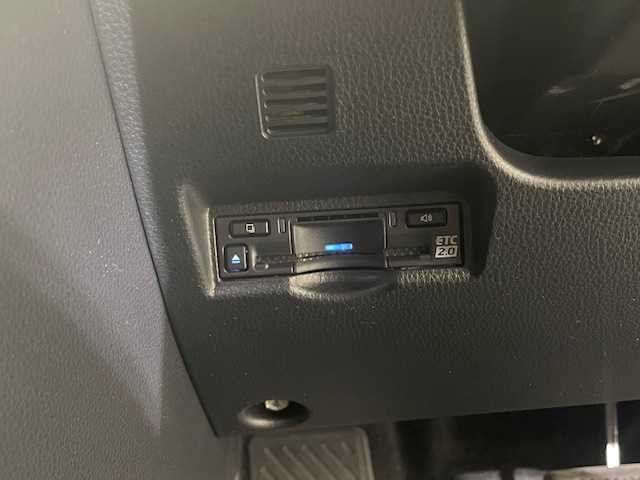 トヨタ ノア ハイブリッド S－Z 佐賀県 2022(令4)年 3.1万km ホワイトパールクリスタルシャイン ・快適利便パッケージ（High）/ハンズフリーデュアルパワースライドドア（挟み込み防止機能付）/パワーバックドア（挟み込み防止機能・停止位置メモリー機能・パワーバックドアスイッチ〈車両サイド〉付/ナノイーX/ステアリングヒーター/キャプテンシート 追加機能：シートヒーター・オットマン・角度調整付アームレスト/・ユニバーサルステップ/・ブラインドスポットモニター/・3眼LEDライト//toyota Safety Sense/純正10.5インチナディスプレイオーディオ/　フルセグTV Bluetooth/バックカメラ/ビルトインETC/両側パワースライドドア/レーダークルーズコントロール/オットマンシート/コーナーセンサー/シートヒーター/オートハイビーム