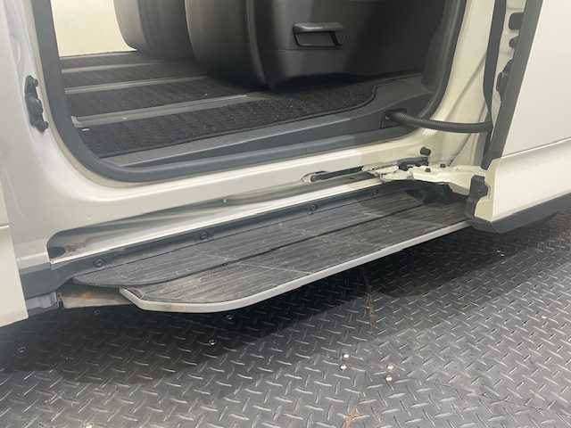 トヨタ ノア ハイブリッド S－Z 佐賀県 2022(令4)年 3.1万km ホワイトパールクリスタルシャイン ・快適利便パッケージ（High）/ハンズフリーデュアルパワースライドドア（挟み込み防止機能付）/パワーバックドア（挟み込み防止機能・停止位置メモリー機能・パワーバックドアスイッチ〈車両サイド〉付/ナノイーX/ステアリングヒーター/キャプテンシート 追加機能：シートヒーター・オットマン・角度調整付アームレスト/・ユニバーサルステップ/・ブラインドスポットモニター/・3眼LEDライト//toyota Safety Sense/純正10.5インチナディスプレイオーディオ/　フルセグTV Bluetooth/バックカメラ/ビルトインETC/両側パワースライドドア/レーダークルーズコントロール/オットマンシート/コーナーセンサー/シートヒーター/オートハイビーム