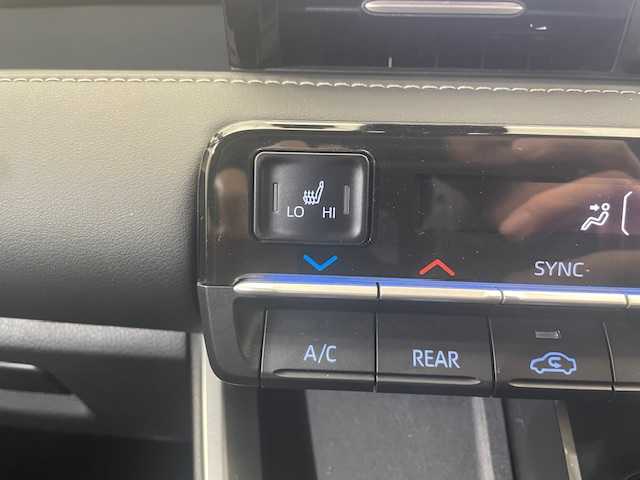 トヨタ ノア ハイブリッド S－Z 佐賀県 2022(令4)年 3.1万km ホワイトパールクリスタルシャイン ・快適利便パッケージ（High）/ハンズフリーデュアルパワースライドドア（挟み込み防止機能付）/パワーバックドア（挟み込み防止機能・停止位置メモリー機能・パワーバックドアスイッチ〈車両サイド〉付/ナノイーX/ステアリングヒーター/キャプテンシート 追加機能：シートヒーター・オットマン・角度調整付アームレスト/・ユニバーサルステップ/・ブラインドスポットモニター/・3眼LEDライト//toyota Safety Sense/純正10.5インチナディスプレイオーディオ/　フルセグTV Bluetooth/バックカメラ/ビルトインETC/両側パワースライドドア/レーダークルーズコントロール/オットマンシート/コーナーセンサー/シートヒーター/オートハイビーム