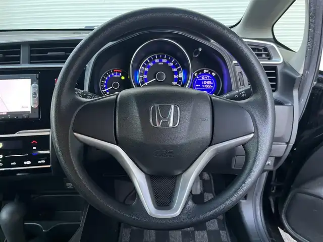 ホンダ フィット 13G Fパッケージ 高知県 2015(平27)年 11.1万km クリスタルブラックパール 純正HDDナビ/Bluetooth接続/AAC/アイドリングストップ/ワンセグテレビ/スマートキー/プッシュスタート/社外フロアマット/横滑り防止装置/盗難防止装置/運転席＋助手席エアバッグ/ハロゲンヘッドライト/AM/FM