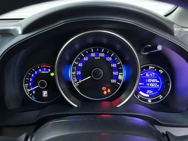 ホンダ フィット 13G Fパッケージ 高知県 2015(平27)年 11.1万km クリスタルブラックパール 純正HDDナビ/Bluetooth接続/AAC/アイドリングストップ/ワンセグテレビ/スマートキー/プッシュスタート/社外フロアマット/横滑り防止装置/盗難防止装置/運転席＋助手席エアバッグ/ハロゲンヘッドライト/AM/FM