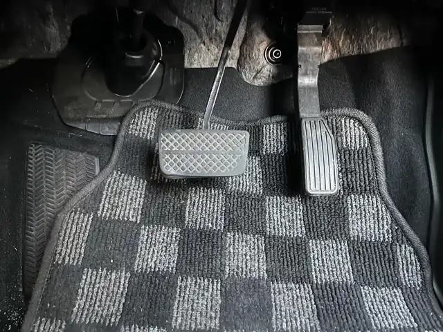 ホンダ フィット 13G Fパッケージ 高知県 2015(平27)年 11.1万km クリスタルブラックパール 純正HDDナビ/Bluetooth接続/AAC/アイドリングストップ/ワンセグテレビ/スマートキー/プッシュスタート/社外フロアマット/横滑り防止装置/盗難防止装置/運転席＋助手席エアバッグ/ハロゲンヘッドライト/AM/FM