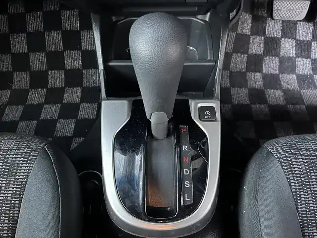 ホンダ フィット 13G Fパッケージ 高知県 2015(平27)年 11.1万km クリスタルブラックパール 純正HDDナビ/Bluetooth接続/AAC/アイドリングストップ/ワンセグテレビ/スマートキー/プッシュスタート/社外フロアマット/横滑り防止装置/盗難防止装置/運転席＋助手席エアバッグ/ハロゲンヘッドライト/AM/FM