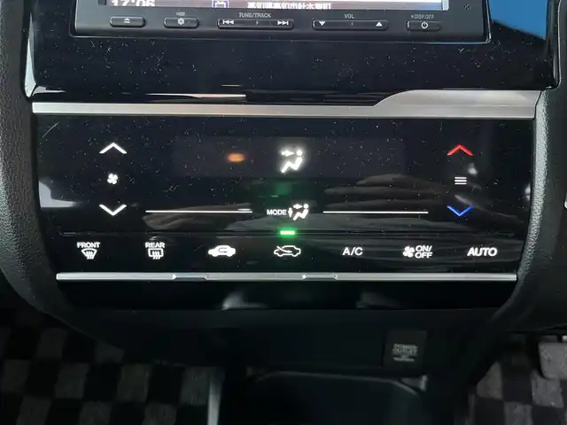 ホンダ フィット 13G Fパッケージ 高知県 2015(平27)年 11.1万km クリスタルブラックパール 純正HDDナビ/Bluetooth接続/AAC/アイドリングストップ/ワンセグテレビ/スマートキー/プッシュスタート/社外フロアマット/横滑り防止装置/盗難防止装置/運転席＋助手席エアバッグ/ハロゲンヘッドライト/AM/FM