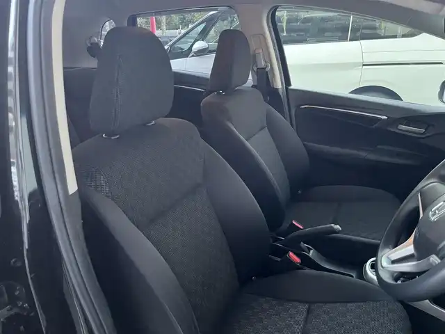 ホンダ フィット 13G Fパッケージ 高知県 2015(平27)年 11.1万km クリスタルブラックパール 純正HDDナビ/Bluetooth接続/AAC/アイドリングストップ/ワンセグテレビ/スマートキー/プッシュスタート/社外フロアマット/横滑り防止装置/盗難防止装置/運転席＋助手席エアバッグ/ハロゲンヘッドライト/AM/FM