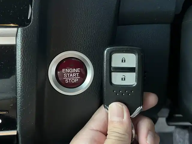 ホンダ フィット 13G Fパッケージ 高知県 2015(平27)年 11.1万km クリスタルブラックパール 純正HDDナビ/Bluetooth接続/AAC/アイドリングストップ/ワンセグテレビ/スマートキー/プッシュスタート/社外フロアマット/横滑り防止装置/盗難防止装置/運転席＋助手席エアバッグ/ハロゲンヘッドライト/AM/FM