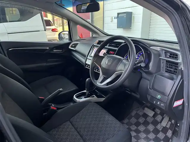 ホンダ フィット 13G Fパッケージ 高知県 2015(平27)年 11.1万km クリスタルブラックパール 純正HDDナビ/Bluetooth接続/AAC/アイドリングストップ/ワンセグテレビ/スマートキー/プッシュスタート/社外フロアマット/横滑り防止装置/盗難防止装置/運転席＋助手席エアバッグ/ハロゲンヘッドライト/AM/FM