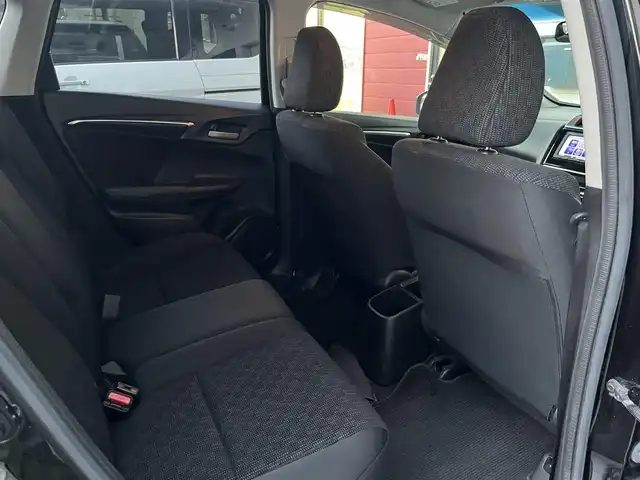 ホンダ フィット 13G Fパッケージ 高知県 2015(平27)年 11.1万km クリスタルブラックパール 純正HDDナビ/Bluetooth接続/AAC/アイドリングストップ/ワンセグテレビ/スマートキー/プッシュスタート/社外フロアマット/横滑り防止装置/盗難防止装置/運転席＋助手席エアバッグ/ハロゲンヘッドライト/AM/FM