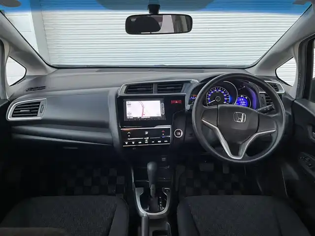 ホンダ フィット 13G Fパッケージ 高知県 2015(平27)年 11.1万km クリスタルブラックパール 純正HDDナビ/Bluetooth接続/AAC/アイドリングストップ/ワンセグテレビ/スマートキー/プッシュスタート/社外フロアマット/横滑り防止装置/盗難防止装置/運転席＋助手席エアバッグ/ハロゲンヘッドライト/AM/FM