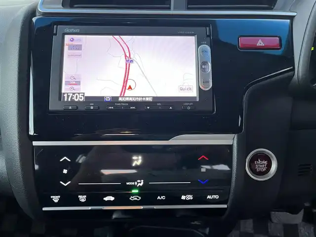 ホンダ フィット 13G Fパッケージ 高知県 2015(平27)年 11.1万km クリスタルブラックパール 純正HDDナビ/Bluetooth接続/AAC/アイドリングストップ/ワンセグテレビ/スマートキー/プッシュスタート/社外フロアマット/横滑り防止装置/盗難防止装置/運転席＋助手席エアバッグ/ハロゲンヘッドライト/AM/FM