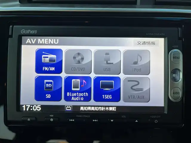 ホンダ フィット 13G Fパッケージ 高知県 2015(平27)年 11.1万km クリスタルブラックパール 純正HDDナビ/Bluetooth接続/AAC/アイドリングストップ/ワンセグテレビ/スマートキー/プッシュスタート/社外フロアマット/横滑り防止装置/盗難防止装置/運転席＋助手席エアバッグ/ハロゲンヘッドライト/AM/FM