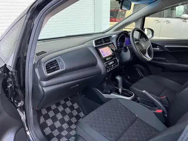 ホンダ フィット 13G Fパッケージ 高知県 2015(平27)年 11.1万km クリスタルブラックパール 純正HDDナビ/Bluetooth接続/AAC/アイドリングストップ/ワンセグテレビ/スマートキー/プッシュスタート/社外フロアマット/横滑り防止装置/盗難防止装置/運転席＋助手席エアバッグ/ハロゲンヘッドライト/AM/FM