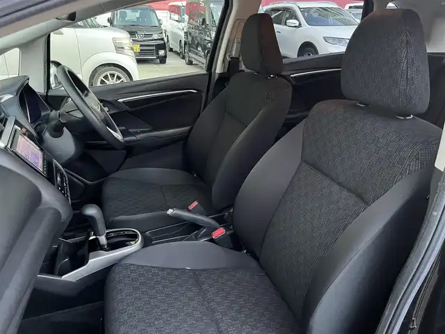 ホンダ フィット 13G Fパッケージ 高知県 2015(平27)年 11.1万km クリスタルブラックパール 純正HDDナビ/Bluetooth接続/AAC/アイドリングストップ/ワンセグテレビ/スマートキー/プッシュスタート/社外フロアマット/横滑り防止装置/盗難防止装置/運転席＋助手席エアバッグ/ハロゲンヘッドライト/AM/FM