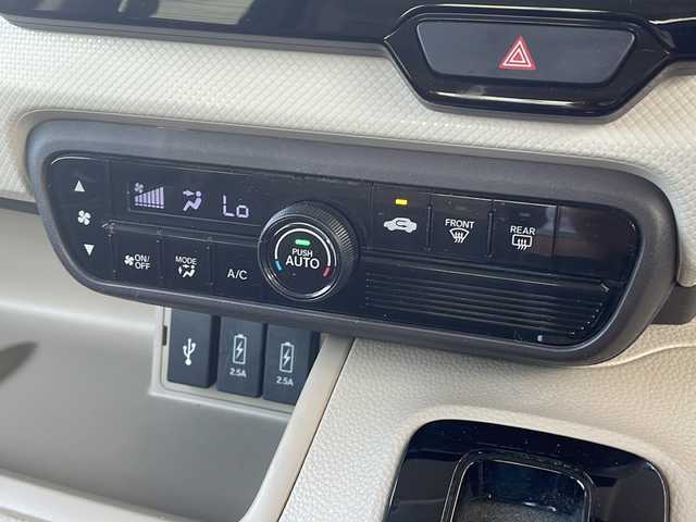 ホンダ Ｎ ＢＯＸ G L ターボ ホンダセンシング 広島県 2018(平30)年 6.7万km プレミアムアイボリーパールⅡ 純正8インチナビ/Bluetooth/CD/DVD/フルセグTV/フリップダウンモニター/前後ドライブレコーダー/バックカメラ/ビルドインETC/両側パワースライドドア/Honda SENSING/・衝突軽減ブレーキ（CMBS）/・誤発進抑制機能/・歩行者事故低減ステアリング/・路外逸脱抑制機能/・渋滞追従機能付アダプティブクルーズコントロール（ACC）/・車線維持支援システム（LKAS）/・先行車発進お知らせ機能/・標識認識機能/・後方誤発進抑制機能/LEDヘッドライト/オートマチックハイビーム/パドルシフト/純正フロアマット/スマートキ