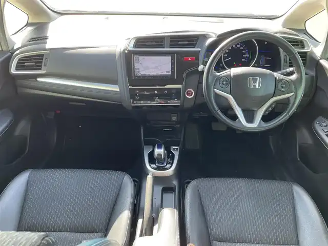 ホンダ フィット ハイブリット Lパッケージ 福岡県 2015(平27)年 7.7万km 白 SDナビ(BT、ワンセグTV、バックカメラ)/ビルトインETC/ハーフレザーシート/純正フロアマット/オートライト/衝突被害軽減システム/スマートキー