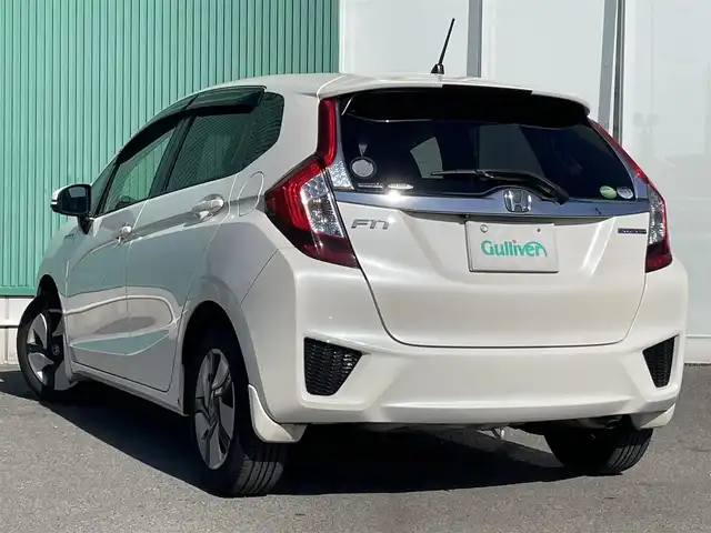 ホンダ フィット ハイブリット Lパッケージ 福岡県 2015(平27)年 7.7万km 白 SDナビ(BT、ワンセグTV、バックカメラ)/ビルトインETC/ハーフレザーシート/純正フロアマット/オートライト/衝突被害軽減システム/スマートキー