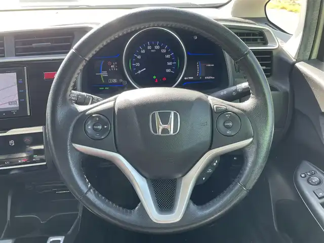 ホンダ フィット ハイブリット Lパッケージ 福岡県 2015(平27)年 7.7万km 白 SDナビ(BT、ワンセグTV、バックカメラ)/ビルトインETC/ハーフレザーシート/純正フロアマット/オートライト/衝突被害軽減システム/スマートキー