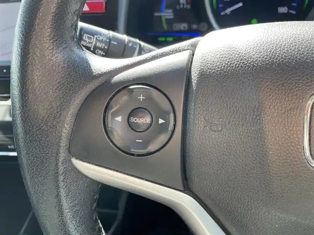 ホンダ フィット ハイブリット Lパッケージ 福岡県 2015(平27)年 7.7万km 白 SDナビ(BT、ワンセグTV、バックカメラ)/ビルトインETC/ハーフレザーシート/純正フロアマット/オートライト/衝突被害軽減システム/スマートキー