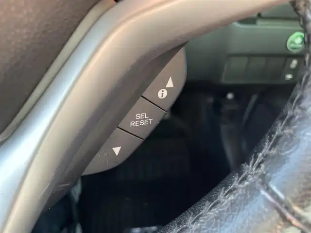 ホンダ フィット ハイブリット Lパッケージ 福岡県 2015(平27)年 7.7万km 白 SDナビ(BT、ワンセグTV、バックカメラ)/ビルトインETC/ハーフレザーシート/純正フロアマット/オートライト/衝突被害軽減システム/スマートキー