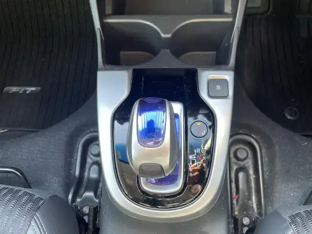 ホンダ フィット ハイブリット Lパッケージ 福岡県 2015(平27)年 7.7万km 白 SDナビ(BT、ワンセグTV、バックカメラ)/ビルトインETC/ハーフレザーシート/純正フロアマット/オートライト/衝突被害軽減システム/スマートキー