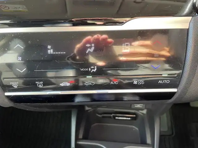 ホンダ フィット ハイブリット Lパッケージ 福岡県 2015(平27)年 7.7万km 白 SDナビ(BT、ワンセグTV、バックカメラ)/ビルトインETC/ハーフレザーシート/純正フロアマット/オートライト/衝突被害軽減システム/スマートキー