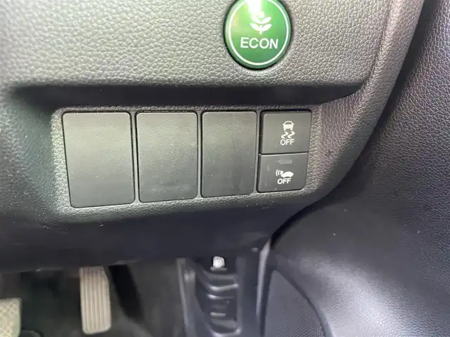 ホンダ フィット ハイブリット Lパッケージ 福岡県 2015(平27)年 7.7万km 白 SDナビ(BT、ワンセグTV、バックカメラ)/ビルトインETC/ハーフレザーシート/純正フロアマット/オートライト/衝突被害軽減システム/スマートキー