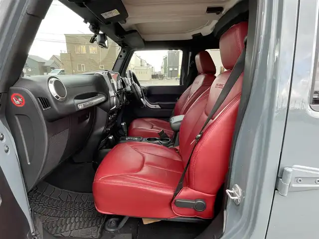 クライスラー・ジープ ジープ ラングラー アンリミテッド ルビコン10th 道央・札幌 2013(平25)年 10.3万km アンヴィル ４WD/社外メモリーナビ/CD/DVD/BT/フルセグ/横滑り防止装置/クルーズコントロール/ダウンヒルアシストコントロール/バック/サイド/フロントカメラ/ETC/ドライブレコーダー/自動防眩ミラー/AXLELOCK/SWAYBAR/前席シートヒーター/レザーシート/革巻きステアリング/ステアリングリモコン/ハンドルカバー/MTモード付AT/リモコンキー/ハロゲンヘッドライト/オートライト/フォグランプ/ヒーテッドドアミラー/純正ラバーフロアマット/純正AW付夏タイヤ積込（1本）/285/70/R17/2011年/山10mm