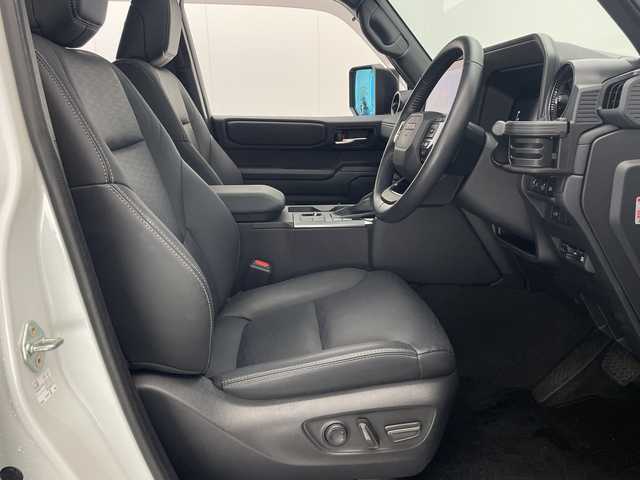 トヨタ ランドクルーザー ２５０ VX 宮崎県 2025(令7)年 0.4万km プラチナホワイトパールマイカ ワンオーナー/サンルーフ/Toyota Safety Sense/〇プリクラッシュセーフティ/〇レーンディパーチャーアラート/〇ブラインドスポットモニター/〇リアクロストラフィックアラート/〇プロアクティブドライビングアシスト/〇後側車両接近告知/〇リヤカメラディクション/〇安心降車アシスト/〇周辺車両接近時サポート/〇オートマチックハイビーム/〇レーダークルーズコントロール/〇クリアランスソナー/〇ロードサインアシスト/〇パーキングサポートブレーキ/〇発進遅れ告知/デジタルインナーミラー/純正12.3インチナビ/フルセグTV/パノラミックビューモニター/黒本革シート/シートヒーター/シートベンチレーション/ステアリングヒーター/パワーシート/パワーバックドア/ビルトインETC2.0/純正18インチAW/純正フロアマット/保証書/取扱説明書