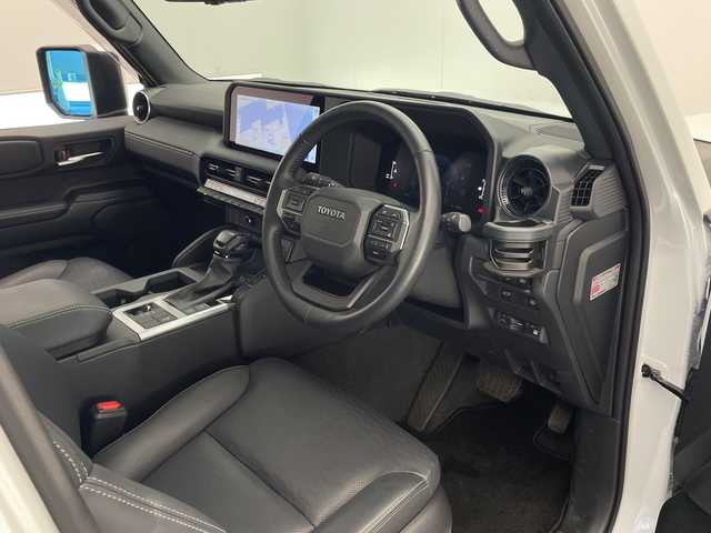 トヨタ ランドクルーザー ２５０ VX 宮崎県 2025(令7)年 0.4万km プラチナホワイトパールマイカ ワンオーナー/サンルーフ/Toyota Safety Sense/〇プリクラッシュセーフティ/〇レーンディパーチャーアラート/〇ブラインドスポットモニター/〇リアクロストラフィックアラート/〇プロアクティブドライビングアシスト/〇後側車両接近告知/〇リヤカメラディクション/〇安心降車アシスト/〇周辺車両接近時サポート/〇オートマチックハイビーム/〇レーダークルーズコントロール/〇クリアランスソナー/〇ロードサインアシスト/〇パーキングサポートブレーキ/〇発進遅れ告知/デジタルインナーミラー/純正12.3インチナビ/フルセグTV/パノラミックビューモニター/黒本革シート/シートヒーター/シートベンチレーション/ステアリングヒーター/パワーシート/パワーバックドア/ビルトインETC2.0/純正18インチAW/純正フロアマット/保証書/取扱説明書