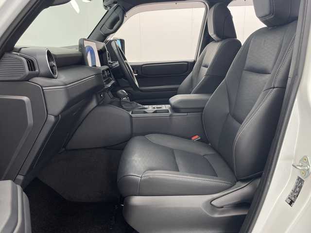 トヨタ ランドクルーザー ２５０ VX 宮崎県 2025(令7)年 0.4万km プラチナホワイトパールマイカ ワンオーナー/サンルーフ/Toyota Safety Sense/〇プリクラッシュセーフティ/〇レーンディパーチャーアラート/〇ブラインドスポットモニター/〇リアクロストラフィックアラート/〇プロアクティブドライビングアシスト/〇後側車両接近告知/〇リヤカメラディクション/〇安心降車アシスト/〇周辺車両接近時サポート/〇オートマチックハイビーム/〇レーダークルーズコントロール/〇クリアランスソナー/〇ロードサインアシスト/〇パーキングサポートブレーキ/〇発進遅れ告知/デジタルインナーミラー/純正12.3インチナビ/フルセグTV/パノラミックビューモニター/黒本革シート/シートヒーター/シートベンチレーション/ステアリングヒーター/パワーシート/パワーバックドア/ビルトインETC2.0/純正18インチAW/純正フロアマット/保証書/取扱説明書