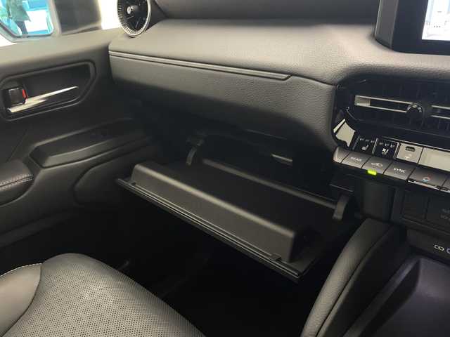 トヨタ ランドクルーザー ２５０ VX 宮崎県 2025(令7)年 0.4万km プラチナホワイトパールマイカ ワンオーナー/サンルーフ/Toyota Safety Sense/〇プリクラッシュセーフティ/〇レーンディパーチャーアラート/〇ブラインドスポットモニター/〇リアクロストラフィックアラート/〇プロアクティブドライビングアシスト/〇後側車両接近告知/〇リヤカメラディクション/〇安心降車アシスト/〇周辺車両接近時サポート/〇オートマチックハイビーム/〇レーダークルーズコントロール/〇クリアランスソナー/〇ロードサインアシスト/〇パーキングサポートブレーキ/〇発進遅れ告知/デジタルインナーミラー/純正12.3インチナビ/フルセグTV/パノラミックビューモニター/黒本革シート/シートヒーター/シートベンチレーション/ステアリングヒーター/パワーシート/パワーバックドア/ビルトインETC2.0/純正18インチAW/純正フロアマット/保証書/取扱説明書