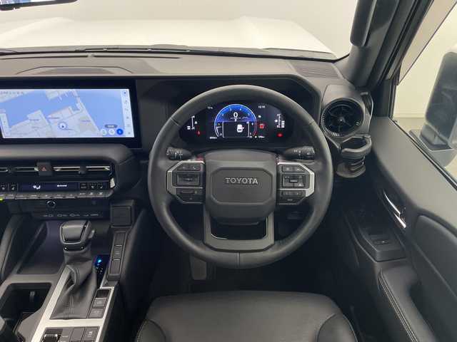 トヨタ ランドクルーザー ２５０ VX 宮崎県 2025(令7)年 0.4万km プラチナホワイトパールマイカ ワンオーナー/サンルーフ/Toyota Safety Sense/〇プリクラッシュセーフティ/〇レーンディパーチャーアラート/〇ブラインドスポットモニター/〇リアクロストラフィックアラート/〇プロアクティブドライビングアシスト/〇後側車両接近告知/〇リヤカメラディクション/〇安心降車アシスト/〇周辺車両接近時サポート/〇オートマチックハイビーム/〇レーダークルーズコントロール/〇クリアランスソナー/〇ロードサインアシスト/〇パーキングサポートブレーキ/〇発進遅れ告知/デジタルインナーミラー/純正12.3インチナビ/フルセグTV/パノラミックビューモニター/黒本革シート/シートヒーター/シートベンチレーション/ステアリングヒーター/パワーシート/パワーバックドア/ビルトインETC2.0/純正18インチAW/純正フロアマット/保証書/取扱説明書