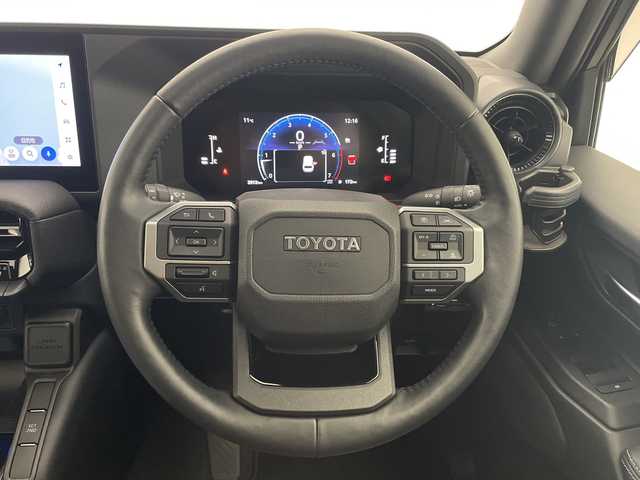 トヨタ ランドクルーザー ２５０ VX 宮崎県 2025(令7)年 0.4万km プラチナホワイトパールマイカ ワンオーナー/サンルーフ/Toyota Safety Sense/〇プリクラッシュセーフティ/〇レーンディパーチャーアラート/〇ブラインドスポットモニター/〇リアクロストラフィックアラート/〇プロアクティブドライビングアシスト/〇後側車両接近告知/〇リヤカメラディクション/〇安心降車アシスト/〇周辺車両接近時サポート/〇オートマチックハイビーム/〇レーダークルーズコントロール/〇クリアランスソナー/〇ロードサインアシスト/〇パーキングサポートブレーキ/〇発進遅れ告知/デジタルインナーミラー/純正12.3インチナビ/フルセグTV/パノラミックビューモニター/黒本革シート/シートヒーター/シートベンチレーション/ステアリングヒーター/パワーシート/パワーバックドア/ビルトインETC2.0/純正18インチAW/純正フロアマット/保証書/取扱説明書