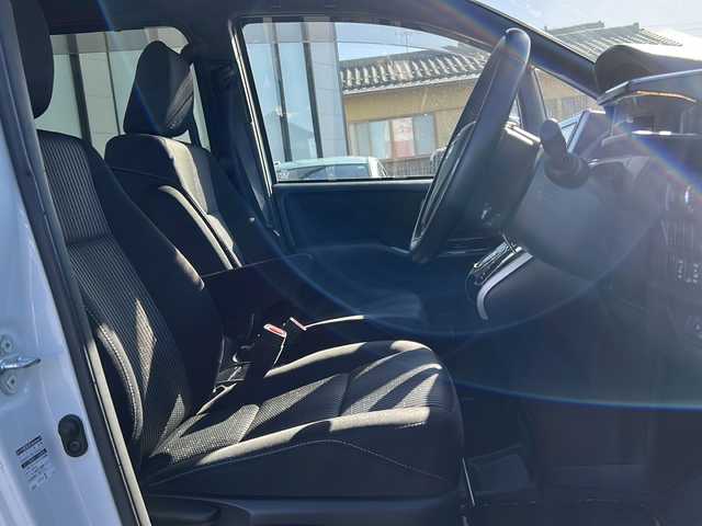 トヨタ ヴォクシー ZS 煌Ⅱ 岐阜県 2019(令1)年 3万km ホワイトパールクリスタルシャイン 純正ナビ/後席モニター/アイドリングストップ/ETC/Bluetooth/ドライブレコーダー/エアロ（モデリスタ）/コーナーセンサー/両側パワースライドドア/レーンキープアシスト/衝突軽減システム/LEDライト/オートライト/プッシュスタート/スマートキー/スペアキー/純正アルミホイール