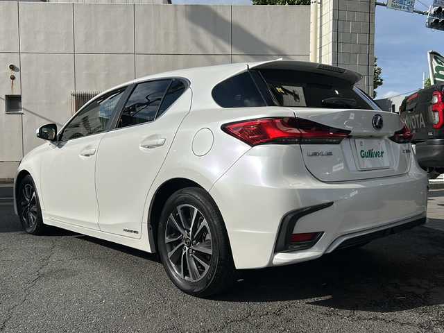 レクサス ＣＴ 200h バージョンC 東京都 2017(平29)年 4.6万km ソニッククォーツ ワンオーナー/SDナビ/11インチナビ/フルセグテレビ/バックカメラ/ETC2.0/前方ドラレコ/追従型クルーズコントロール/パドルシフト/本革巻きステアリング/レーンキープアシスト/SDREC/Bluetooth接続/パワーシート（D＋N席）/ヒートシーター（D＋N席）/プッシュスタート/S-VSC（ステアリングアシステッド・ビークル・スタビリティ・コントロール）/車両接近警報/オートハイビーム/純正アルミホイール/純正フロアマット
